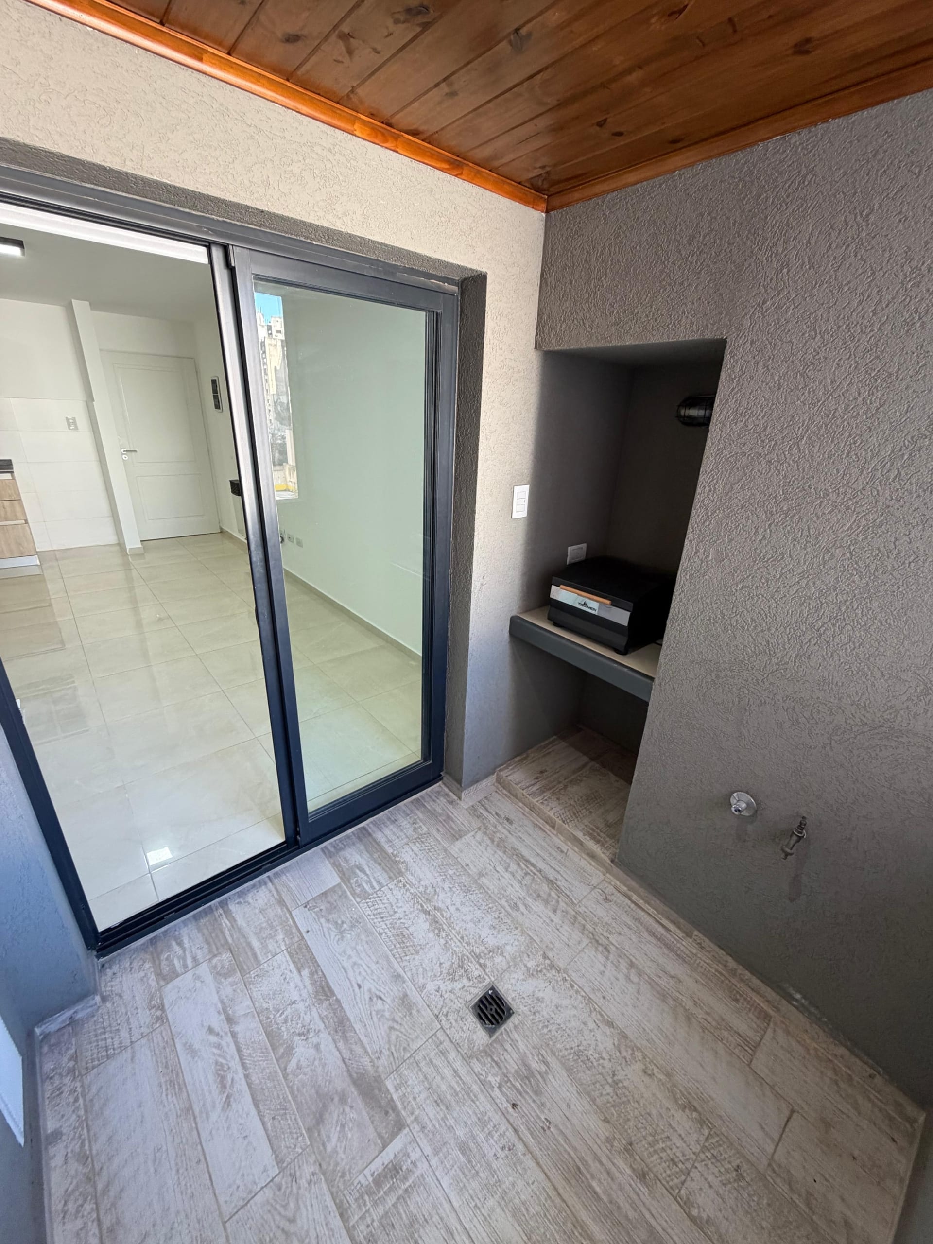 Ventanal balcón departamento en venta de un dormitorio en Av. Velez Sarsfield 671, Nueva Cordoba, vende Carrizo Congin